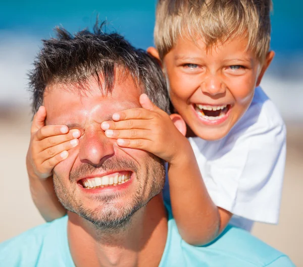 Boy with father playing at the beach — Stock Photo, Image