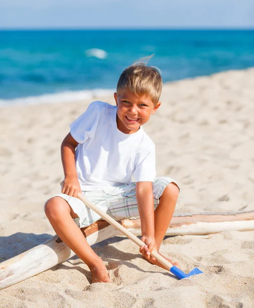 Garçon jouer sur la plage — Photo