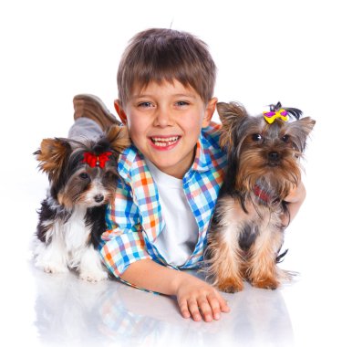 Çocuk onun Yorkshire terrier ile