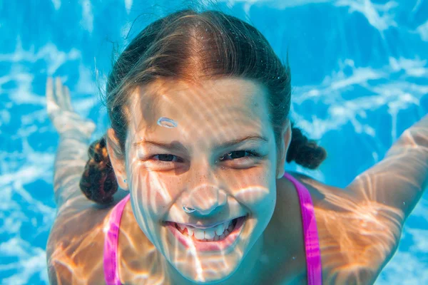 Underwater glad söt tjej i poolen — Stockfoto