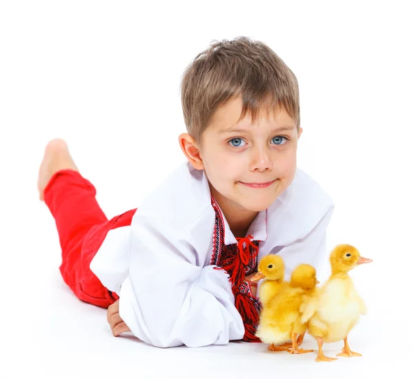 小男孩和小鸭子 — 图库照片