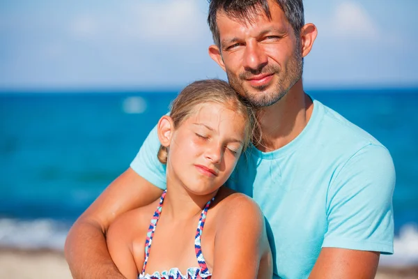 Far och hans dotter på stranden — Stockfoto