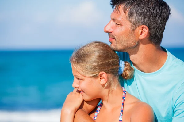 Padre y su hija en la playa — Foto de Stock