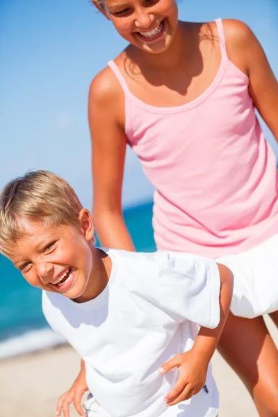 Kinder amüsieren sich am tropischen Strand — Stockfoto