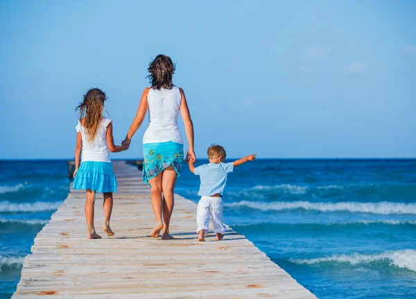 Familjen promenader trä brygga — Stockfoto