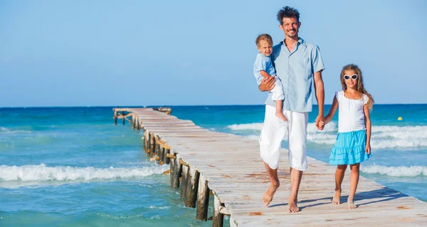 Familjen promenader trä brygga — Stockfoto