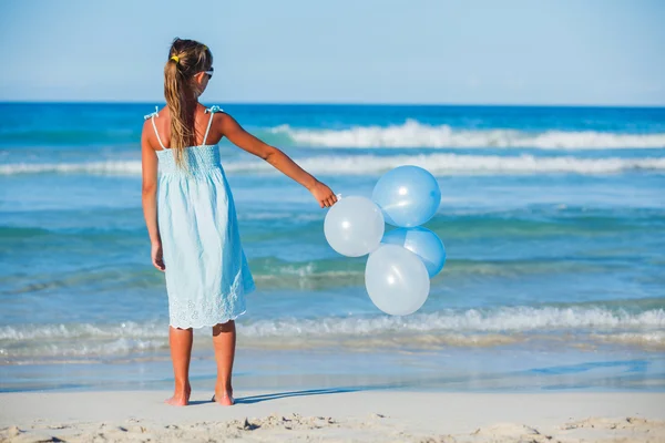 Küçük kız sahilde balonlar ile — Stok fotoğraf