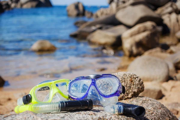 Occhiali subacquei sulla spiaggia del mare — Foto Stock