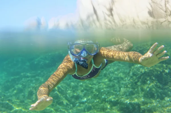 Underwater girl snorkeling — Stock Photo, Image