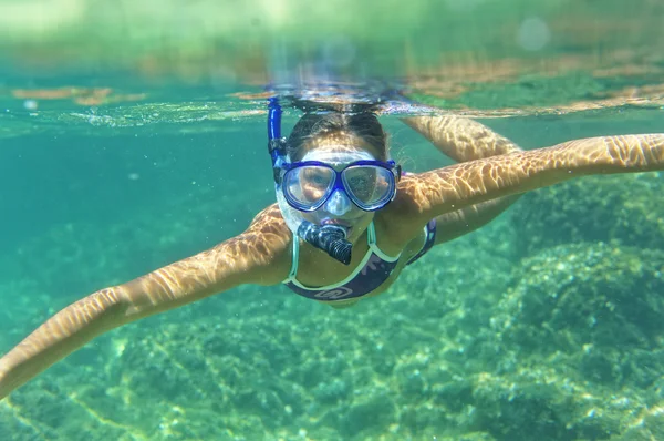 Fille sous-marine plongée avec tuba — Photo