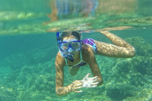 Onderwater meisje snorkelen — Stockfoto