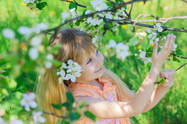 Kız çiçek açan elma ağacı bahçede
