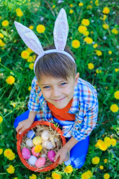 Tavşan kulakları giyen küçük çocuk — Stok fotoğraf