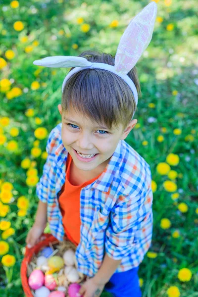 Tavşan kulakları giyen küçük çocuk — Stok fotoğraf