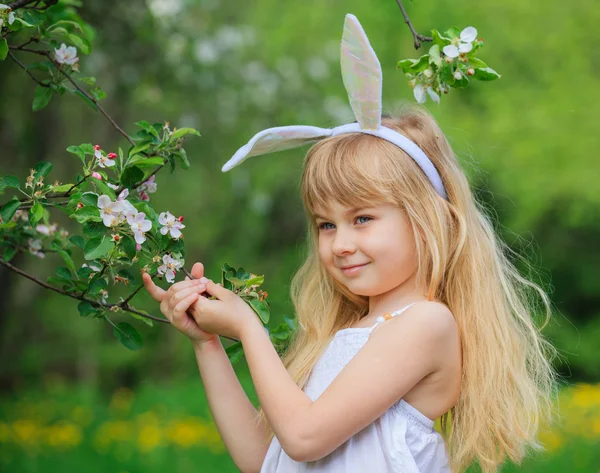 Tavşan kulakları giyen küçük kız — Stok fotoğraf