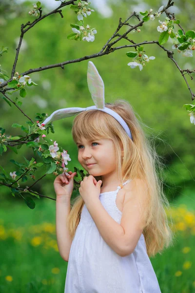 Menina usando orelhas de coelho — Fotografia de Stock