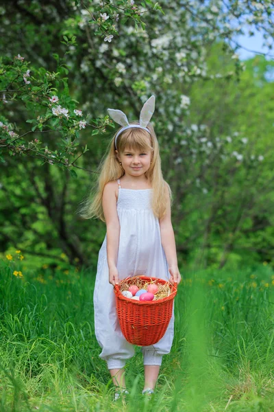 Petite fille portant des oreilles de lapin — Photo