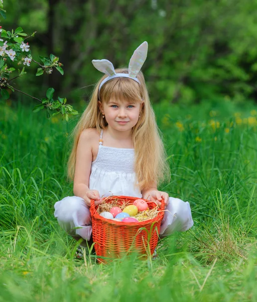 Malá dívka, která nosí uši zajíček — Stock fotografie