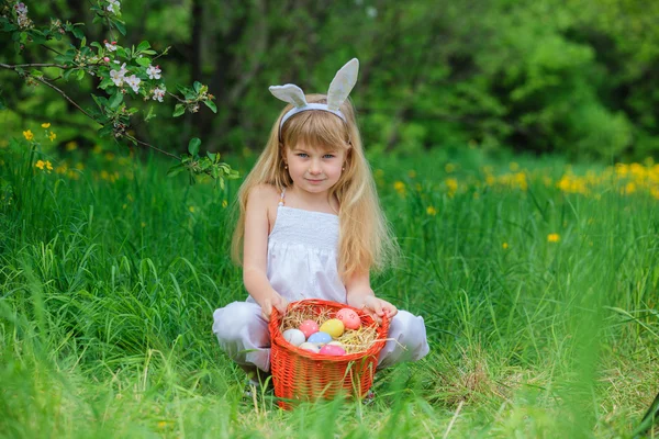 Tavşan kulakları giyen küçük kız — Stok fotoğraf