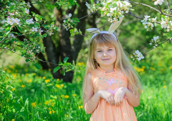 Malá dívka, která nosí uši zajíček — Stock fotografie