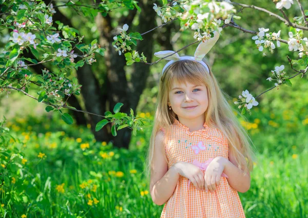 Tavşan kulakları giyen küçük kız — Stok fotoğraf