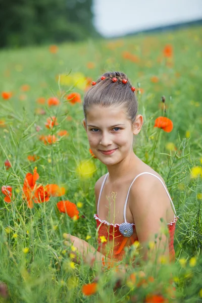 Aranyos lány a pipacs mező — Stock Fotó