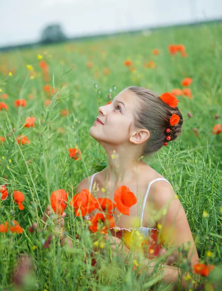 Cute girl in poppy field — Stock Photo, Image