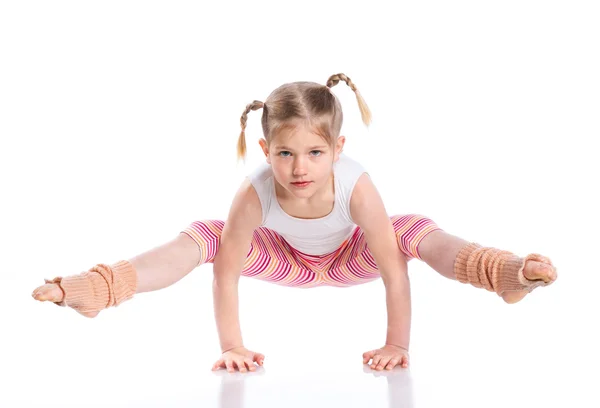 Chica practica yoga — Foto de Stock