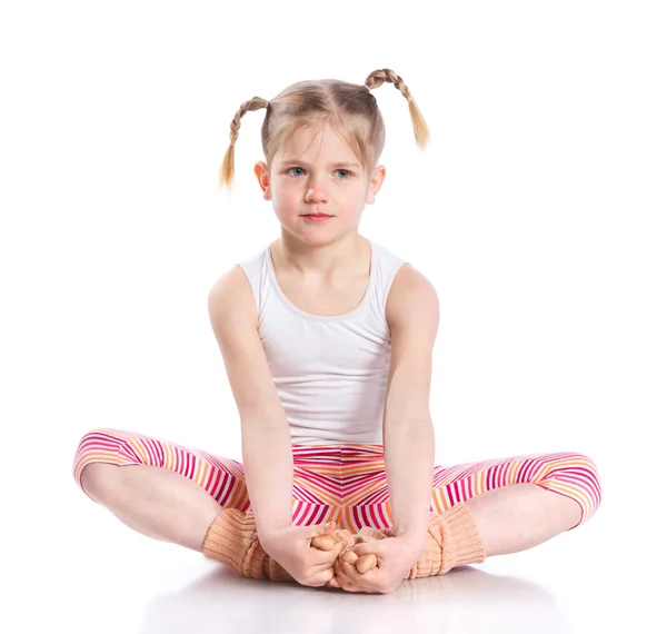 Chica practica yoga — Foto de Stock