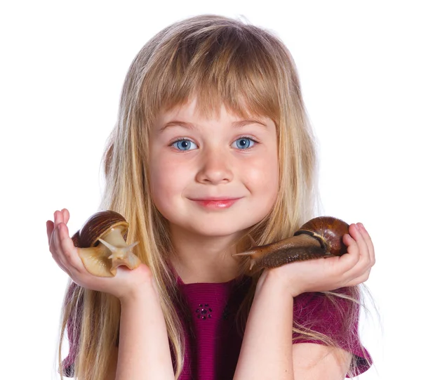 Niña sosteniendo caracoles en las manos — Foto de Stock