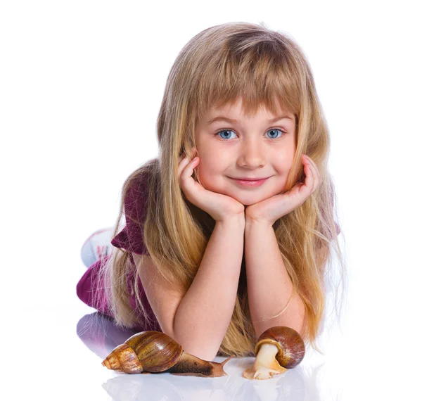 Niña sosteniendo caracoles en las manos — Foto de Stock