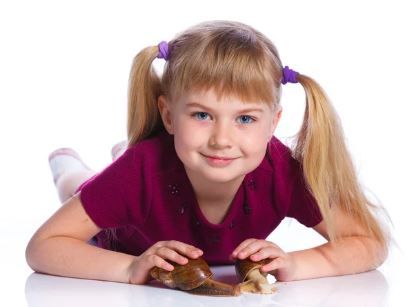 Niña sosteniendo caracoles en las manos —  Fotos de Stock