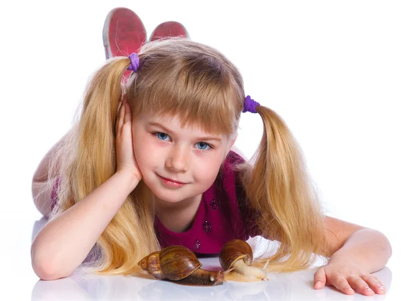 Kleines Mädchen hält Schnecken in den Händen — Stockfoto