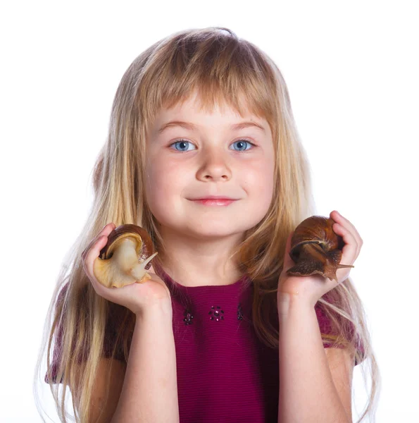 Liten flicka håller sniglar i händer — Stockfoto