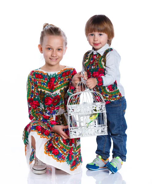 Niños con un loro — Foto de Stock