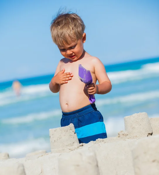 Garçon plaçant sur la plage — Photo