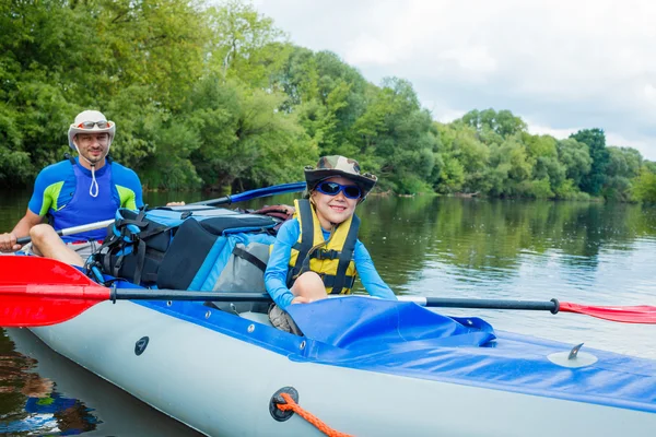 Garçon avec son père kayak — Photo