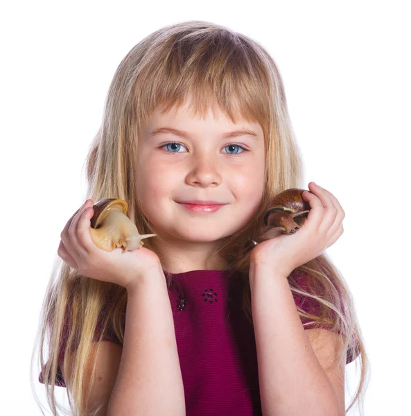 Meisje bedrijf slakken in handen — Stockfoto