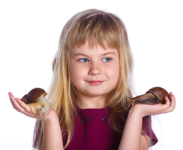 Menina segurando caracóis nas mãos — Fotografia de Stock