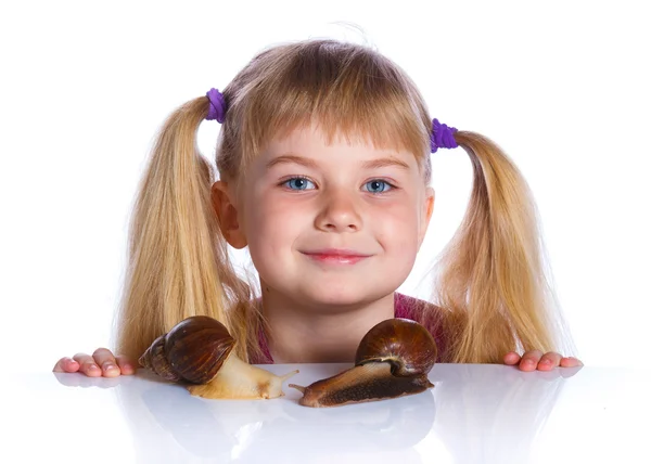 Menina segurando caracóis nas mãos — Fotografia de Stock