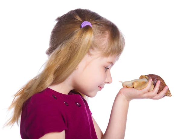 Niña sosteniendo caracoles en las manos —  Fotos de Stock