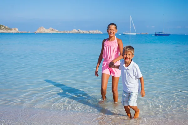 Enfants sur la plage — Photo