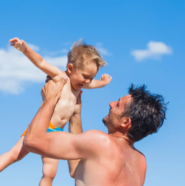 Vater und Sohn am Strand — Stockfoto