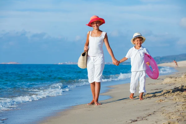 Kids walking at the beach — 图库照片