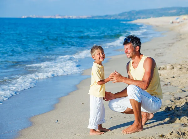 พ่อและลูกชายบนชายหาด — ภาพถ่ายสต็อก