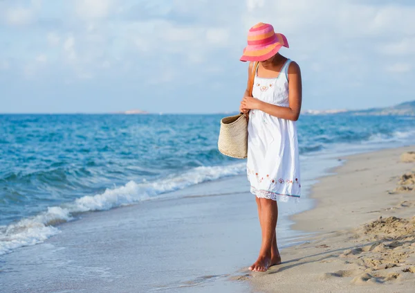 Ragazza che cammina sulla spiaggia . — Foto Stock