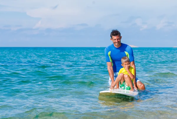 Fiú, szörfözés — Stock Fotó