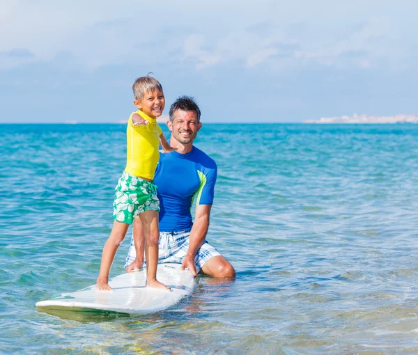 Jongen surfen — Stockfoto