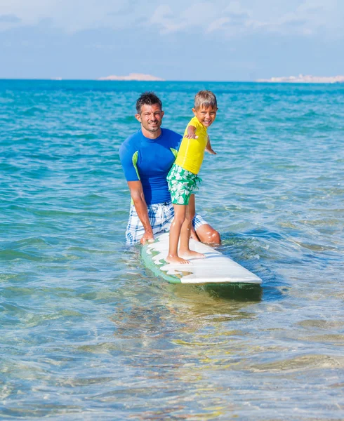 Pojke surfing — Stockfoto