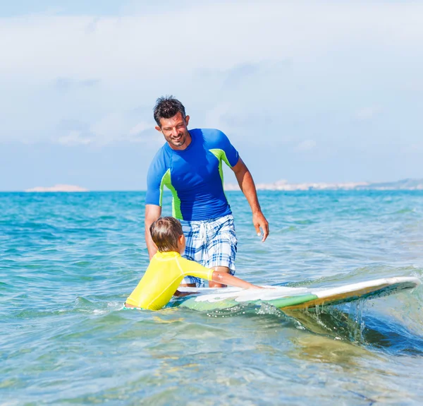 Pojke surfing — Stockfoto